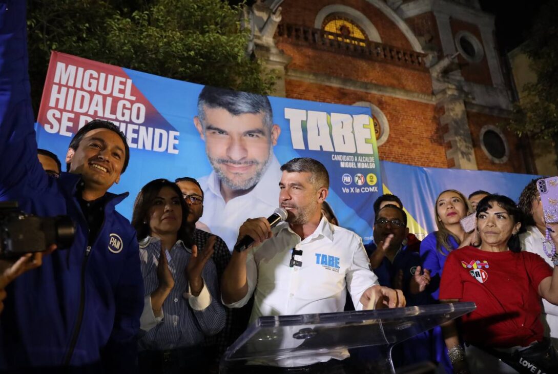 Acompañado de vecinas y vecinos, el candidato de Miguel Hidalgo por la alianza Va Por la CDMX, Mauricio Tabe, llamó a la defensa de la alcaldía y a rescatar al país de lo que llamó el 'Sexenio de la Muerte'. FOTOS: Especial