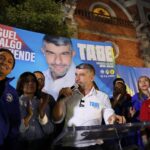 Acompañado de vecinas y vecinos, el candidato de Miguel Hidalgo por la alianza Va Por la CDMX, Mauricio Tabe, llamó a la defensa de la alcaldía y a rescatar al país de lo que llamó el 'Sexenio de la Muerte'. FOTOS: Especial