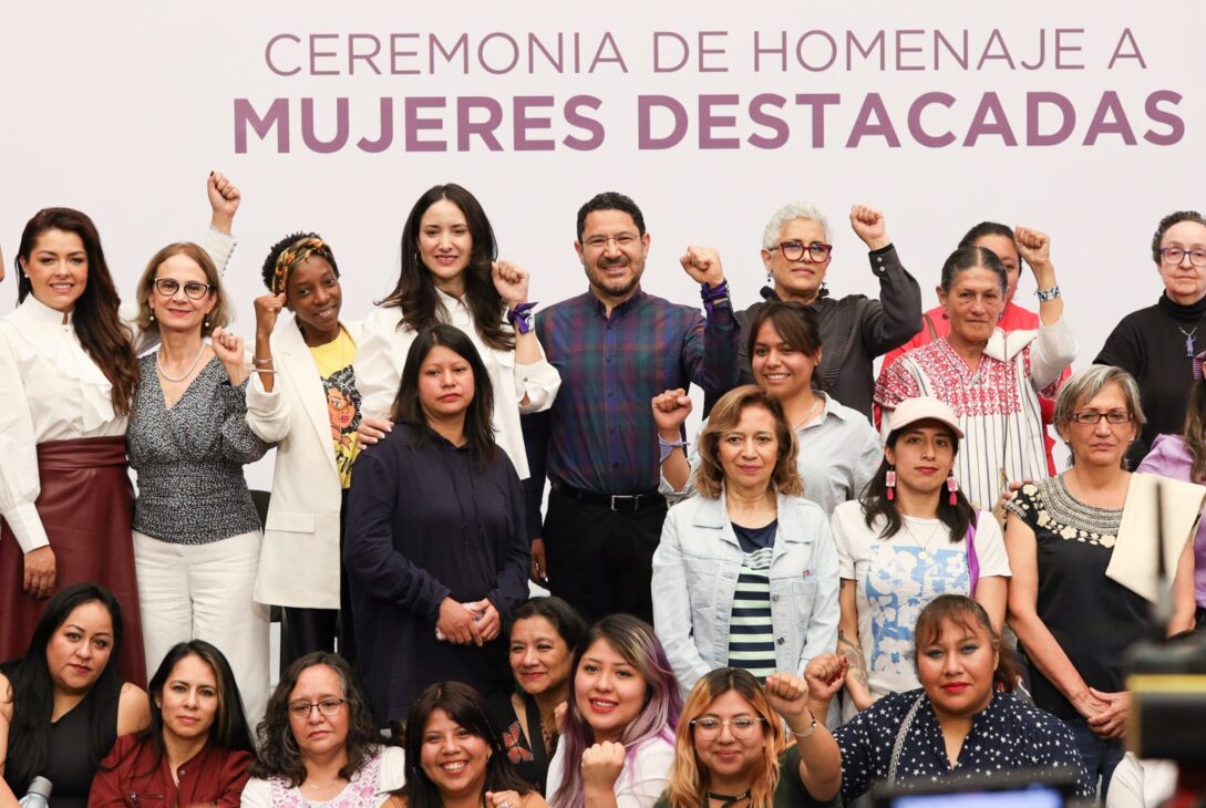 En el acto, que integra el ciclo de actividades “Tiempo de Mujeres. Festival por la Igualdad”, el jefe de Gobierno, Martí Batres, acompañado por la primera dama de la capital, Daniela Cordero, resaltó la valía de las galardonadas: “Tenemos a un conjunto de mujeres que ha influido en los cambios recientes que ha vivido nuestra nación, cambios que se han dado desde abajo”. FOTO: GCDMX