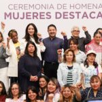 En el acto, que integra el ciclo de actividades “Tiempo de Mujeres. Festival por la Igualdad”, el jefe de Gobierno, Martí Batres, acompañado por la primera dama de la capital, Daniela Cordero, resaltó la valía de las galardonadas: “Tenemos a un conjunto de mujeres que ha influido en los cambios recientes que ha vivido nuestra nación, cambios que se han dado desde abajo”. FOTO: GCDMX