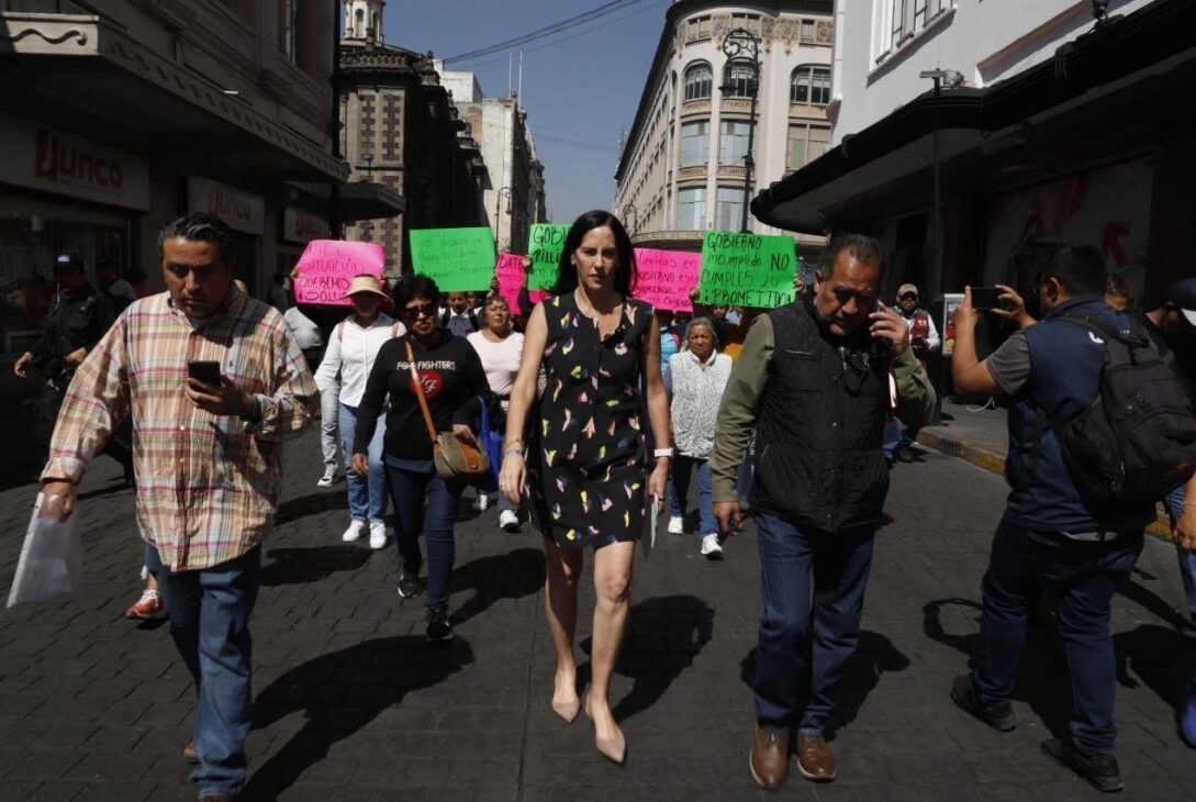 Acompañada por un grupo de vecinos afectados por las obras de ampliación de la Línea 12, la alcaldesa de Álvaro Obregón, Lía Limón, exigió al jefe de Gobierno, Martí Batres, que se firmen los acuerdos con los pobladores de 13 colonias dañadas en la demarcación. Foto: Alcaldía ÁO