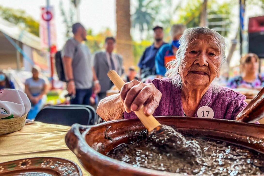 Los tradicionales romeritos son un platillo emblemático de los pueblos originarios de la cuenca de México, una herencia cultural de nuestro pasado prehispánico y representan una actividad económica importante para los campesinos de Tláhuac. FOTOS: Especial