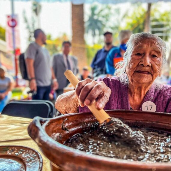 Los tradicionales romeritos son un platillo emblemático de los pueblos originarios de la cuenca de México, una herencia cultural de nuestro pasado prehispánico y representan una actividad económica importante para los campesinos de Tláhuac. FOTOS: Especial