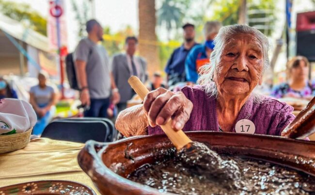 Los tradicionales romeritos son un platillo emblemático de los pueblos originarios de la cuenca de México, una herencia cultural de nuestro pasado prehispánico y representan una actividad económica importante para los campesinos de Tláhuac. FOTOS: Especial