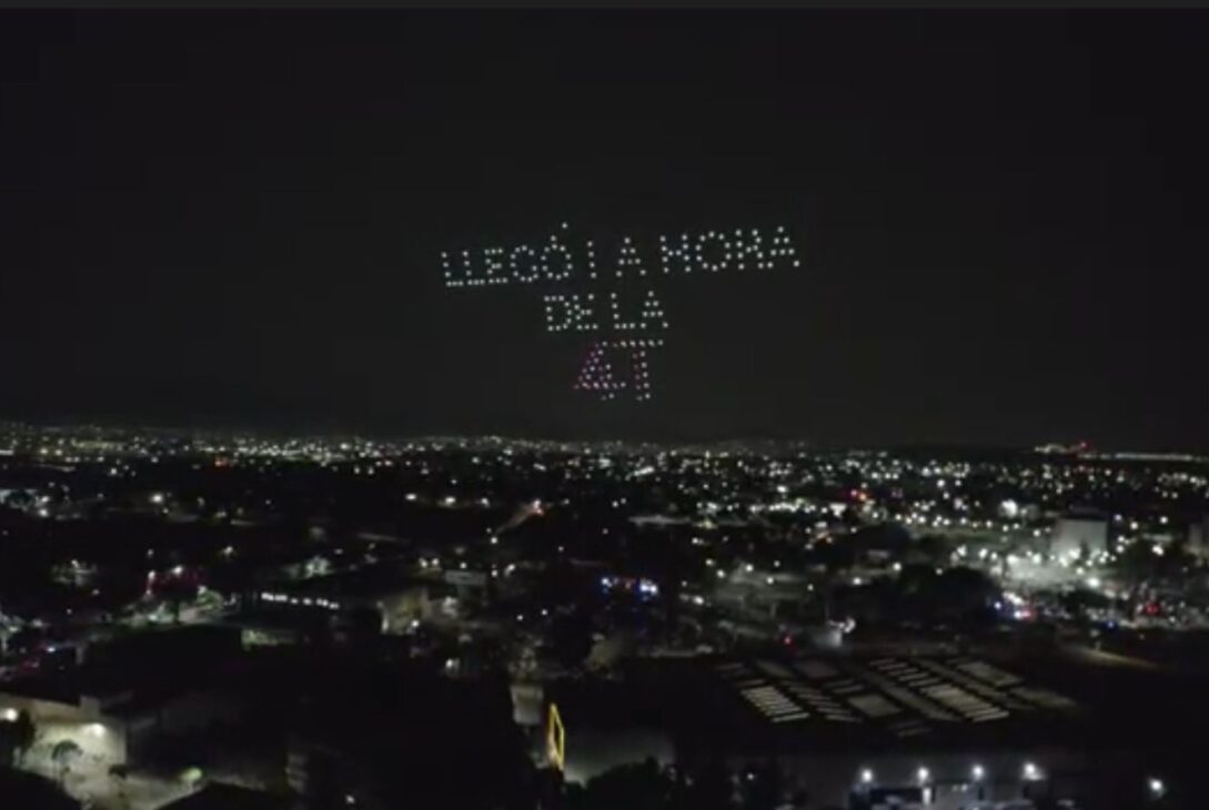 Con drones en el cielo con la leyenda "Izcalli merece agua", Daniel Serrano Palacios arrancó su campaña rumbo a la Presidencia Municipal de Cuautitlán por la coalición "Sigamos Haciendo Historia en el Estado de México", integrada por Morena-PT, PVEM. FOTO: Especial