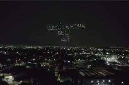 Con drones en el cielo con la leyenda "Izcalli merece agua", Daniel Serrano Palacios arrancó su campaña rumbo a la Presidencia Municipal de Cuautitlán por la coalición "Sigamos Haciendo Historia en el Estado de México", integrada por Morena-PT, PVEM. FOTO: Especial