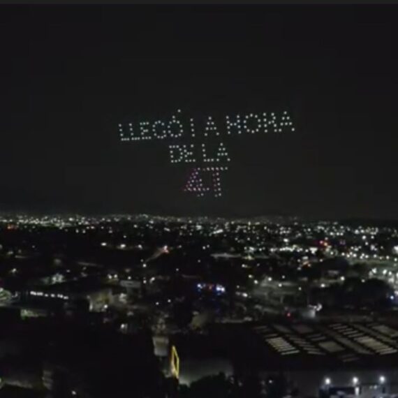 Con drones en el cielo con la leyenda "Izcalli merece agua", Daniel Serrano Palacios arrancó su campaña rumbo a la Presidencia Municipal de Cuautitlán por la coalición "Sigamos Haciendo Historia en el Estado de México", integrada por Morena-PT, PVEM. FOTO: Especial