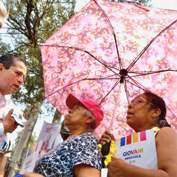 Reventadores al acecho. Durante el recorrido nuevamente se registró la presencia de 3 personas que, a bordo de una camioneta van de color blanco y de la cual descendió una mujer, se dedicó a tomar fotos y video durante algunos minutos en el recorrido, para después realizar llamadas telefónicas y retirarse sin hacer comentarios. FOTOS: Especial