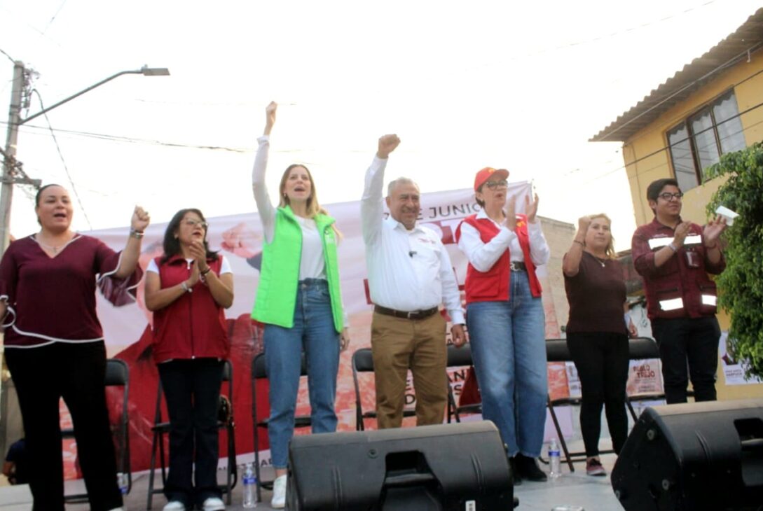 El candidato de Morena-Partido Verde y PT por el Distrito 15 de la Ciudad de México, Pabo Trejo, inició su campaña de manera simbólica con un gran evento, en la tarde, en la colonia más pequeña pero no por ello menos importante de Iztacalco: Cuchilla Agrícola Oriental. FOTO: Especial