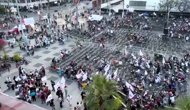 La fractura que prevalece en las bases de Morena en la Gustavo A. Madero ante la imposición del chuchista Janecarlo Lozano como candidato a alcalde ya afectó de manera directa la campaña de Clara Brugada, y está a un tris de que le pegue a su abanderada presidencial, Claudia Sheinbaum. FOTOS: Especial