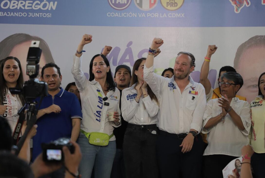 Reunidos con vecinos de la Unidad Habitacional Plateros, Lía Limón y Santiago Taboada se comprometieron a trabajar juntos para hacer de Álvaro Obregón el mejor para vivir de la CDMX. FOTO: Especial