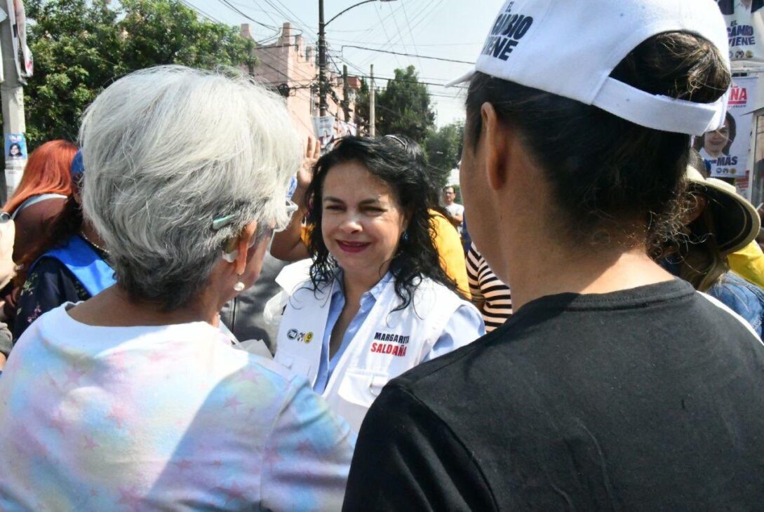 La candidata a la alcaldía por Azcapotzalco de la Alianza Va X México, Margarita Saldaña Hernández rechazó las acusaciones de que la administración que ella encabezó antes de pedir licencia y la actual con Miguel Ángel Ocano estén cobrando derecho de piso a los comerciantes ambulantes para su campaña. FOTO: Especial