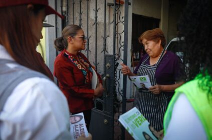 La candidata de la coalición “Seguiremos haciendo historia”, para la alcaldía de Iztapalapa, Aleida Alavez Ruiz, dijo que de llegar a gobernar la demarcación, fortalecerá los programas de alimentación como las lecherías, para retomar la visión de abasto popular. FOTO: Especial