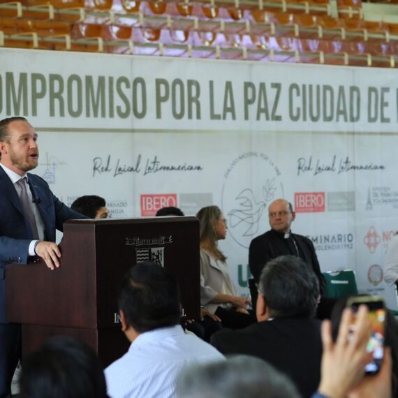 Al firmar el “Compromiso por la paz” impulsado por la Conferencia del Episcopado Mexicano y la Universidad Intercontinental, el candidato Santiago Taboada por la alianza “Va x la CDMX” llamó a estrechar la mano entre sociedad civil y Gobierno. FOTO: Especial