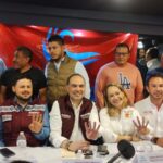 El diputado local (ex panista) y ahora candidato a la diputación federal por Morena, Gonzalo Espina presentó a nuevos integrantes de “La Ola Azul” en Coyoacán, que según él representan “miles de votos para Morena” para ganar en esa demarcación. FOTO: CDMX Magacín