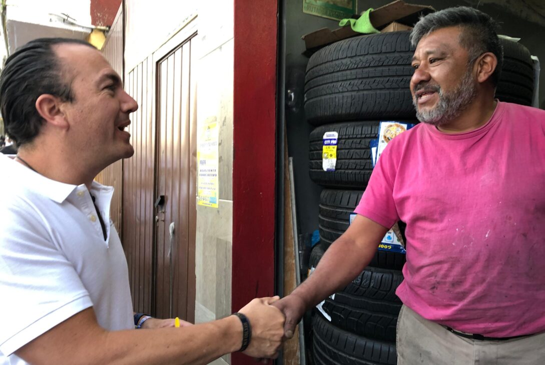 Tras darse a conocer un desplegado por el jefe de Gobierno, Martí Batres, presumiendo la adhesión de Carlos Gómez Hernández, alcalde de Cuajimalpa como parte de la “transformación”, el candidato de la “Alianza Va por la CDMX” para gobernar la demarcación, Carlos Orvañanos, exhortó al mandatario a no inmiscuirse ni intentar alterar el proceso electoral de la alcaldía. FOTOS: Especial