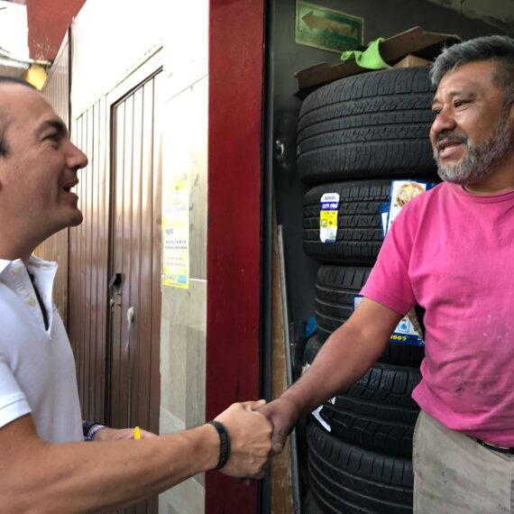 Tras darse a conocer un desplegado por el jefe de Gobierno, Martí Batres, presumiendo la adhesión de Carlos Gómez Hernández, alcalde de Cuajimalpa como parte de la “transformación”, el candidato de la “Alianza Va por la CDMX” para gobernar la demarcación, Carlos Orvañanos, exhortó al mandatario a no inmiscuirse ni intentar alterar el proceso electoral de la alcaldía. FOTOS: Especial