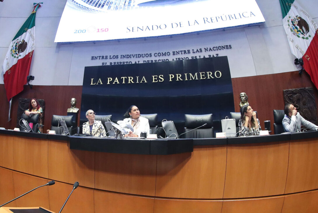 En seguimiento a la celebración de los primeros 200 años de la instauración del Senado y de los 150 años de su restauración, al inicio de la sesión de hoy se proyectaron videos con mensajes de amistad de las y los líderes parlamentarios de 10 países. FOTO: Senado