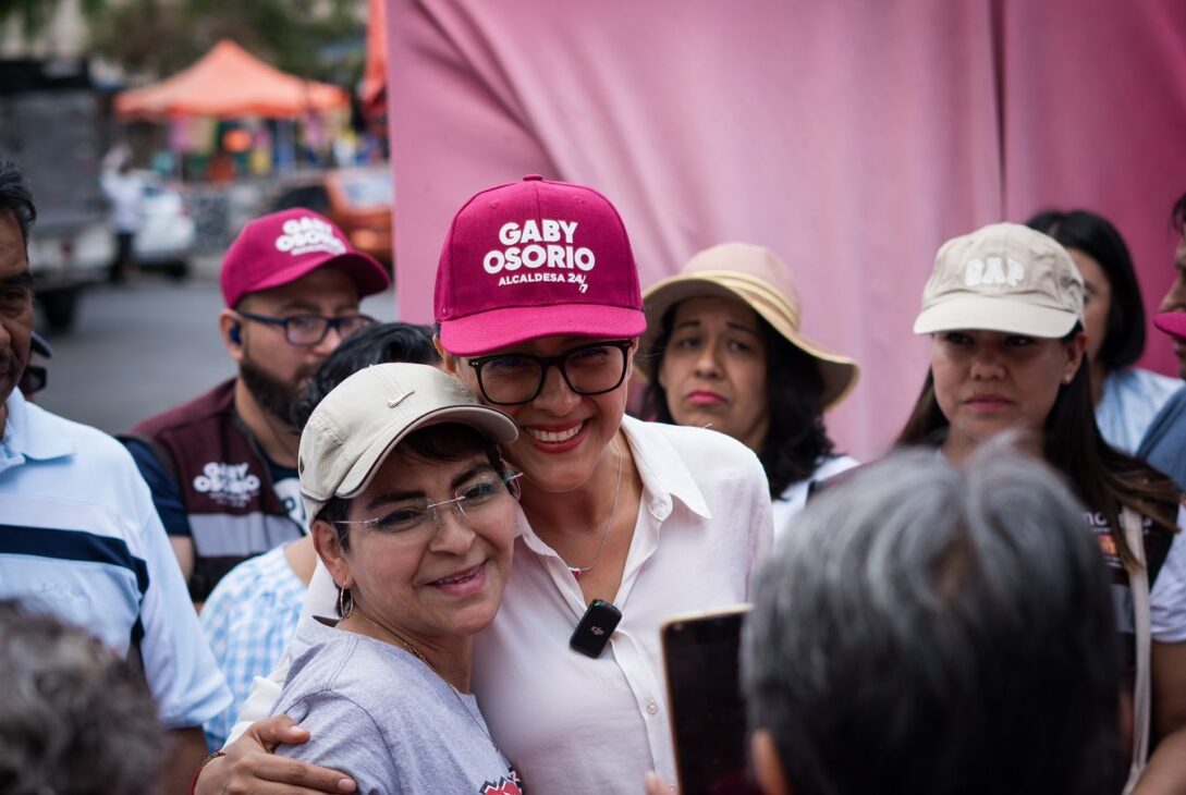 La abanderada de la candidatura común "Seguiremos Haciendo Historia en la Ciudad de México", Gaby Osorio, compartió con las y los vecinos de la colonia San Pedro Mártir que una de sus propuestas en materia de seguridad es colocar policías de proximidad originarios de Tlalpan en cada comunidad. FOTO: Especial