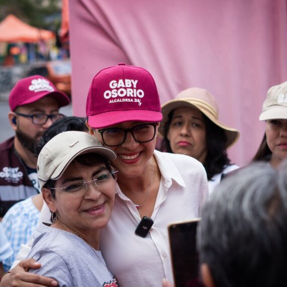 La abanderada de la candidatura común "Seguiremos Haciendo Historia en la Ciudad de México", Gaby Osorio, compartió con las y los vecinos de la colonia San Pedro Mártir que una de sus propuestas en materia de seguridad es colocar policías de proximidad originarios de Tlalpan en cada comunidad. FOTO: Especial