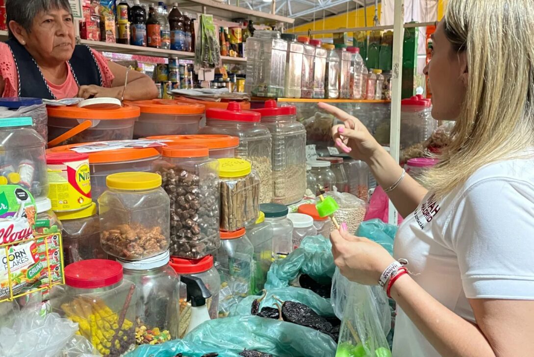 Esta semana comerciantes informales ubicados en el centro histórico de Coyoacán comenzaron a vender sus mercancías sobre lonas con la imagen de Hanna de la Madrid, candidata a la alcaldía Coyoacán por el partido de Morena. FOTO: @hdelamadrid