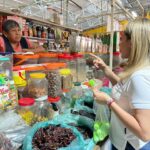 Esta semana comerciantes informales ubicados en el centro histórico de Coyoacán comenzaron a vender sus mercancías sobre lonas con la imagen de Hanna de la Madrid, candidata a la alcaldía Coyoacán por el partido de Morena. FOTO: @hdelamadrid