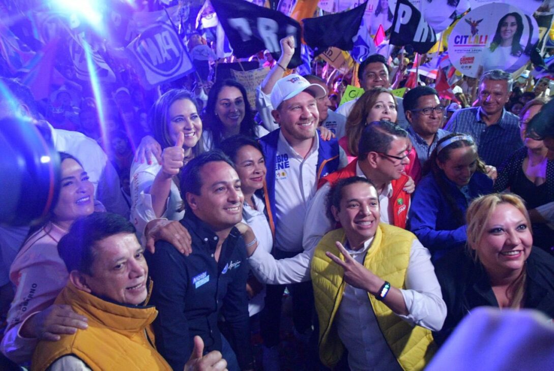 Margarita Saldaña, en su arranque de campaña simbólico por la Alcaldía Azcapotzalco, acompañada por el candidato a la Jefatura de Gobierno, Santiago Taboada, celebró que el abanderado de su partido se comprometió a que en caso de ganar la va a apoyar para que cada unidad territorial de la demarcación tenga su propia patrulla. FOTOS: Especial