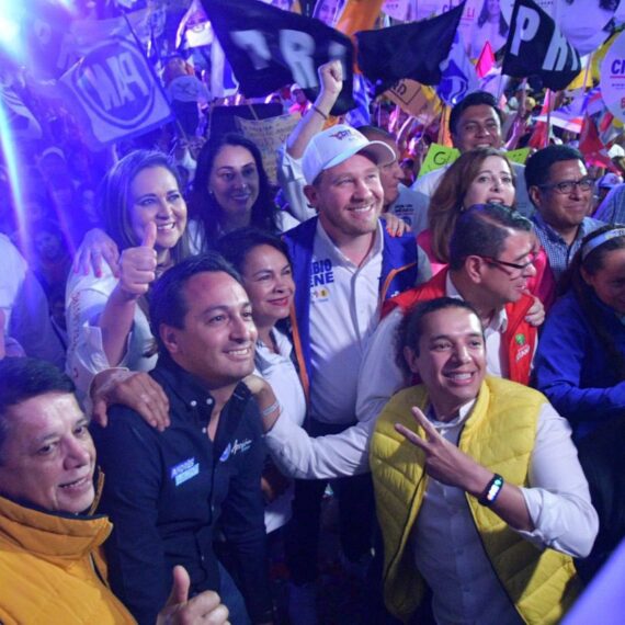 Margarita Saldaña, en su arranque de campaña simbólico por la Alcaldía Azcapotzalco, acompañada por el candidato a la Jefatura de Gobierno, Santiago Taboada, celebró que el abanderado de su partido se comprometió a que en caso de ganar la va a apoyar para que cada unidad territorial de la demarcación tenga su propia patrulla. FOTOS: Especial