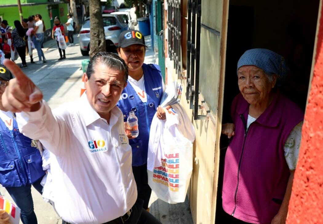 El abanderado de PRI, PAN y PRD para Coyoacán visitó anoche a los condóminos de Pedregal del Maurel, en donde le reconocieron de viva voz el trabajo cuando fue alcalde y poco antes visitó la colonia Ajusco y el pueblo de La Candelaria así como la colonia Media Luna. FOTO: Especial