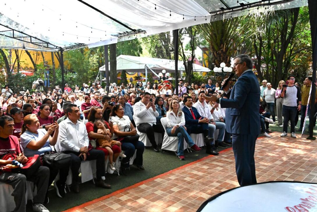 El ex jefe de Gobierno Marcelo Ebrard, el mismo que construyó la Línea 12 que se desplomó, anda de caradura haciendo campaña con Morena en la Ciudad de México, aunque la verdad es que no queda claro en qué les puede ayudar. Por lo pronto en el ánimo no, porque no suena para nada convincente de que los candidatos que apoya van a ganar. FOTO: Especial