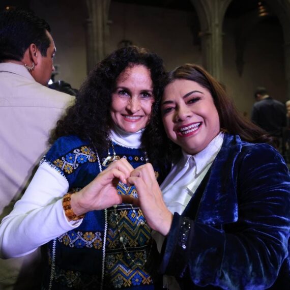 La candidata a la Jefatura de Gobierno, Clara Brugada, por la coalición “Sigamos Haciendo Historia”, recibió el respaldo de mujeres destacadas de diversos ámbitos, como Susana Harp, Regina Orozco y Paola Pabón. FOTO: Especial