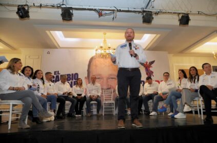 En colonias donde los candidatos opositores hacen recorridos o mítines también ocurre el cierre de válvulas por parte del Sistema de Aguas, acusó Santiago Taboada. FOTO: Especial