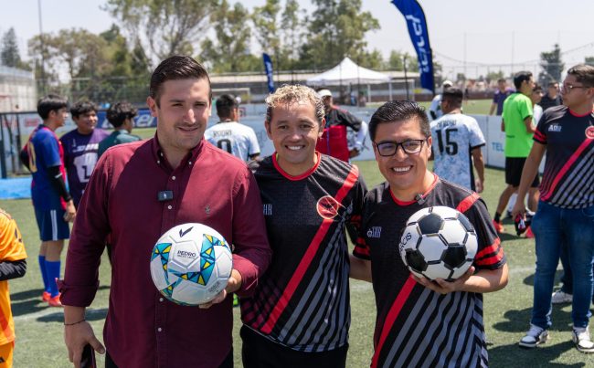 Este viernes arrancó en el Deportivo Vivanco el torneo “De la Calle a la Cancha”, impulsado por los diputados Pedro Haces Lago y Alberto Vanegas, en conjunto con la Fundación Telmex-Telcel, y con la participación de más de 500 niñas y niños en su jornada inaugural. El evento busca abrir oportunidades reales para las juventudes a través del deporte. FOTO: Especial