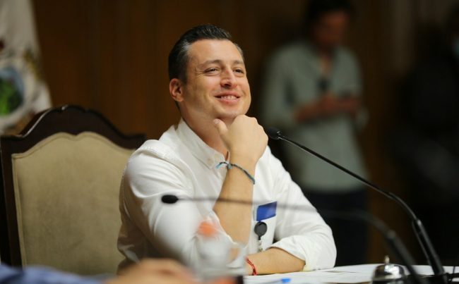 Quizás por eso mismo, porque ya era conocido por su obra, no logró obtener el mayor número de votos en la competencia senatorial. Llegó al senado por la vía del segundo lugar, lo que llaman “primera minoría”. FOTO: Especial