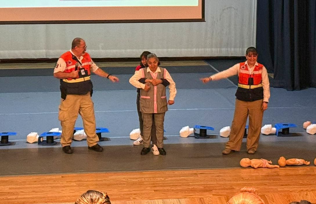 El personal recibió preparación en primeros auxilios, evacuación y respuesta ante emergencias para reforzar la seguridad de niñas, niños y usuarios de espacios comunitarios.