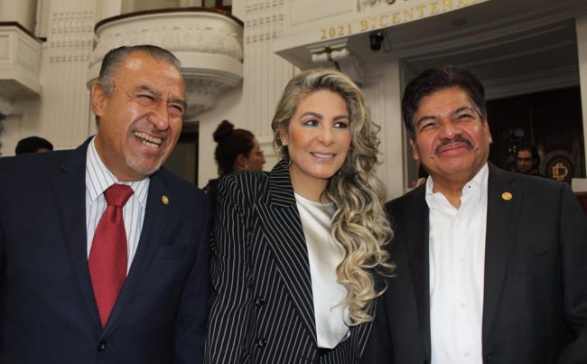 ¿De qué habrán hablado durante su encuentro en el Congreso de la Ciudad de México Nora Arias, Francisco Chíguil y Pablo Trejo, previo a la comparecencia del alcalde de Gustavo A. Madero, Janecarlo Lozano? Muy interesante reunión en plenas curules. FOTO: Especial