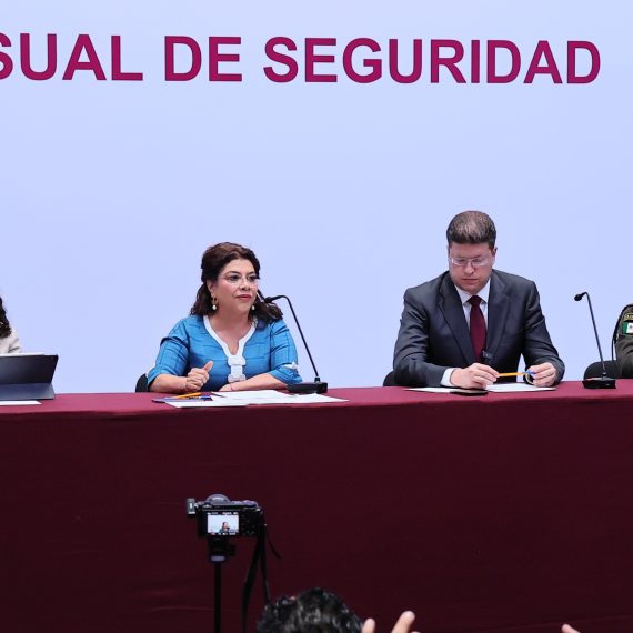 Finalmente, la jefa de Gobierno, Clara Brugada no pudo seguir tapando el sol con un dedo y la realidad se terminó imponiendo: tuvo que aceptar que es un problema real el de los pinchazos en la vía y el transporte públicos. FOTO: Especial