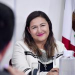 La alcaldesa de Azcapotzalco, Nancy Núñez, llevó a sus porristas acarreados a las puertas del Congreso de la Ciudad de México, ante quienes al salir gritó: “¡Ganamos esta comparecencia!”. ¿Ganamos? ¿A quién le ganaron? ¿Contra quién compitieron? En realidad, casi nadie la cuestionó. FOTO: Especial