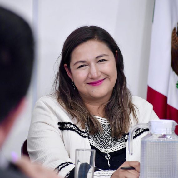 La alcaldesa de Azcapotzalco, Nancy Núñez, llevó a sus porristas acarreados a las puertas del Congreso de la Ciudad de México, ante quienes al salir gritó: “¡Ganamos esta comparecencia!”. ¿Ganamos? ¿A quién le ganaron? ¿Contra quién compitieron? En realidad, casi nadie la cuestionó. FOTO: Especial