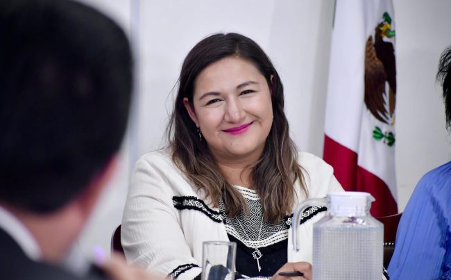 La alcaldesa de Azcapotzalco, Nancy Núñez, llevó a sus porristas acarreados a las puertas del Congreso de la Ciudad de México, ante quienes al salir gritó: “¡Ganamos esta comparecencia!”. ¿Ganamos? ¿A quién le ganaron? ¿Contra quién compitieron? En realidad, casi nadie la cuestionó. FOTO: Especial