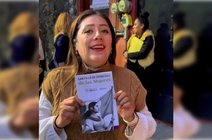 Al respecto, Xóchitl Bravo comentó que las y los diputados morenistas visitan casa por casa o realizan asambleas en las alcaldías, donde entregan las cartillas a mujeres y hombres, y explican los derechos de las primeras. FOTO: Especial