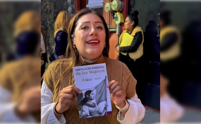 Al respecto, Xóchitl Bravo comentó que las y los diputados morenistas visitan casa por casa o realizan asambleas en las alcaldías, donde entregan las cartillas a mujeres y hombres, y explican los derechos de las primeras. FOTO: Especial