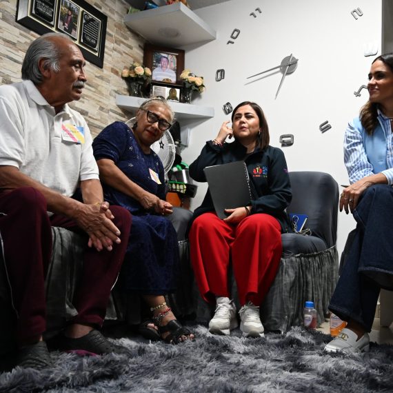 “Nosotros no esperamos a que nos busquen. Tocamos las puertas, vamos a las calles, a los jardines, a las plazas. Ahí donde está la gente, ahí debe estar el gobierno”, expresó la mandataria al inicio del encuentro.
