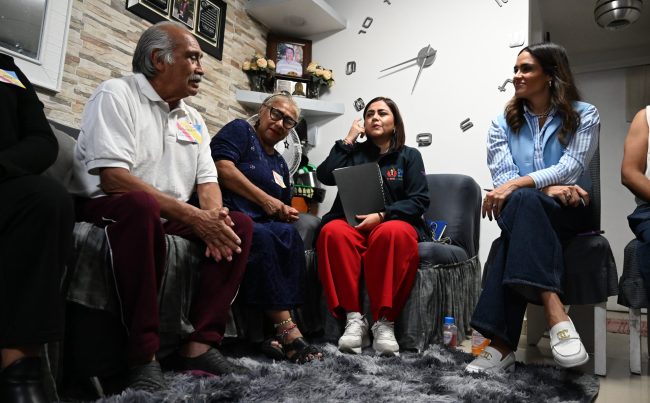 “Nosotros no esperamos a que nos busquen. Tocamos las puertas, vamos a las calles, a los jardines, a las plazas. Ahí donde está la gente, ahí debe estar el gobierno”, expresó la mandataria al inicio del encuentro.