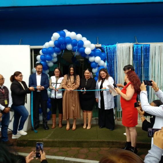 Yenny Guerrero, encargada del área de Programas Preventivos y Capacitación del CAIA, subrayó que el centro va más allá de atender a personas consumidoras: