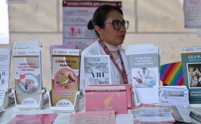 La feria fue inaugurada por el alcalde Octavio Rivero Villaseñor, acompañado por Frida Durán Sánchez, subdelegada de Prestaciones Económicas, Sociales y Culturales del ISSSTE, en representación del director general Martí Batres Guadarrama.