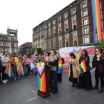 La diputada Xóchitl Bravo encabezó la presentación de las banderas de la diversidad sexual y de género que se colocaron en las fachadas de los edificios del Congreso capitalino.