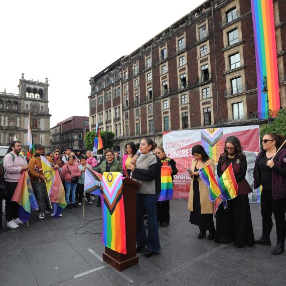 La diputada Xóchitl Bravo encabezó la presentación de las banderas de la diversidad sexual y de género que se colocaron en las fachadas de los edificios del Congreso capitalino.