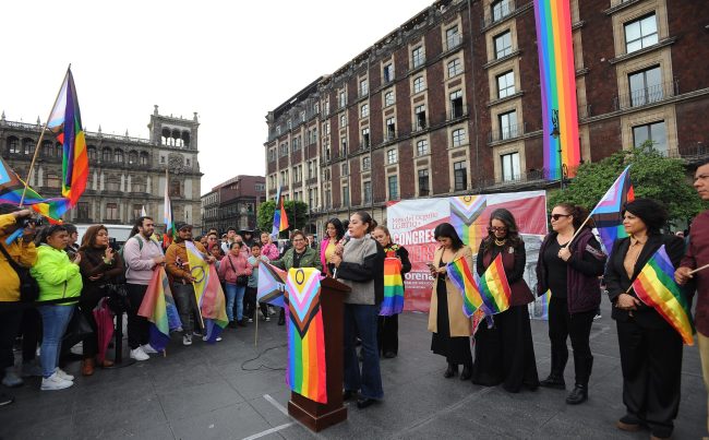 La diputada Xóchitl Bravo encabezó la presentación de las banderas de la diversidad sexual y de género que se colocaron en las fachadas de los edificios del Congreso capitalino.