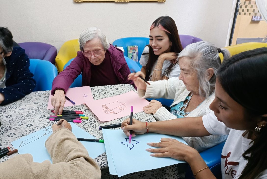 Muchos voluntariados, como el de Huellas, se realiza en grupos, lo que te brinda la oportunidad de hacer amigos y establecer buenas relaciones sociales ayudando a los demás. Es una experiencia enriquecedora que te lleva a conectar con personas que comparten tus valores y compromiso con la comunidad.